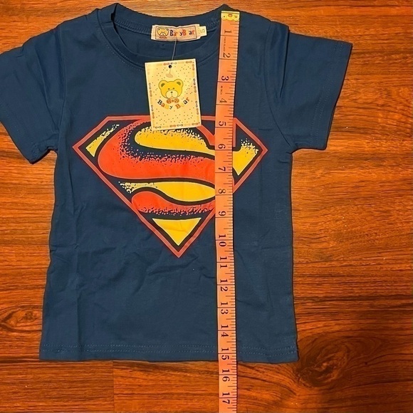 Boy's Superman T Shirt with Detachable Cape Size 5 - Picture 5 of 7